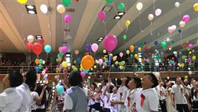 疫情趨緩　新竹市開放國中小集會式畢業典禮新竹市政府18日表示，因應武漢肺炎（2019冠狀病毒疾病，COVID-19）疫情趨緩，將開放各校依情形舉行畢業典禮。圖為竹市民富國小108年畢業典禮。（新竹市政府提供）中央社記者魯鋼駿傳真　109年5月18日