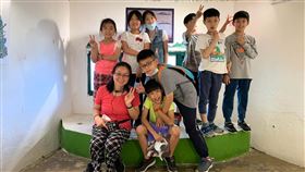 戰地文化從小教起　馬祖師生參觀軍事據點為了讓在地孩子認識馬祖戰地文化，連江縣中正國小老師陳秀潔（前左）帶領三年級學生，參觀馬祖戰地文化博物館「勝利堡」據點。（勝利堡提供）中央社　109年5月18日