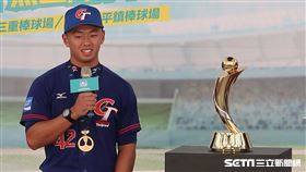 旅美海盜隊小將鄭宗哲勉勵玉山盃學弟。（圖／記者王怡翔攝影）