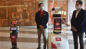 百貨公司準備感測體溫的機器人泰國擬在17日解禁第二波商業活動，百貨公司可能重新開放，圖為暹羅百麗宮準備了可以到處行走並感測體溫的機器人。中央社記者呂欣憓曼谷攝　109年5月14日