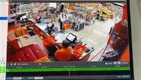 家樂福弱視店員遭毆！店長稱「報警恐被解僱」…正義伯怒了（圖／翻攝自爆料公社）