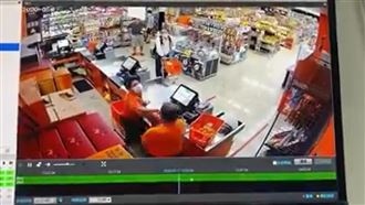 家樂福店員遭毆　店長：報警恐被解僱