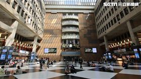 對此，交通部長林佳龍今（19）天表示，車站大廳是公共空間，來來往往的行旅或站或坐，就是最美的景色。
圖／翻攝自林佳龍臉書

