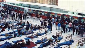 北車大廳禁止席地而坐惹議…但過去還有人打地鋪睡通宵