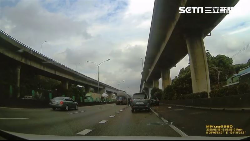 國一北上驚傳3車追撞　肇事車頭全毀