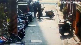 北市吳男搭訕輕熟女，並拿辣椒水噴灑對方，再搶走包包得手250元。（圖／翻攝畫面）