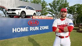 ▲起亞虎洋砲塔克（Preston Tucker）開轟打中汽車。（圖／翻攝自KBO and Baseball Analyst推特）