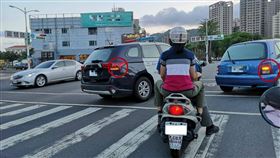 高雄,警車,追逐,March,違規停車,三民區(圖／翻攝自爆料公社)
