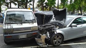 白天就在酒駕！中市5車撞一團還翻車（圖／翻攝畫面）