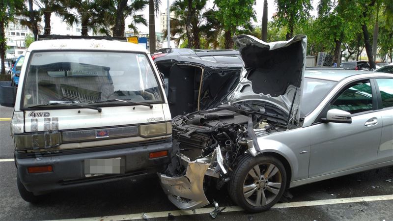 白天就在酒駕！中市5車撞一團一車翻