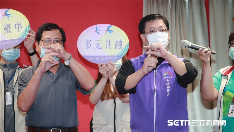 神級手譯員現身台中　傳神翻譯太陽餅