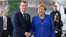 法國總統馬克宏（左）與德國總理梅克爾（右）提案，以歐盟名義，從市場貸出5000億歐元資金。（圖／美聯社／達志影像）