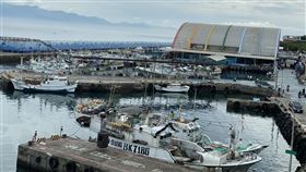 小琉球漁民封港抗議（1）屏東縣琉球鄉（小琉球）漁民抗議縣府在白沙港設浮動碼頭，不讓膠筏停泊，18日下午起便以漁船占用交通港封港，要求撤銷禁停公告、碼頭施工。（琉球區漁會提供）中央社記者郭芷瑄傳真  109年5月19日