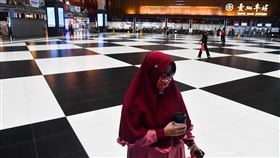 移工熱點北車大廳　禁席地而坐及群聚武漢肺炎疫情持續升溫，為避免群聚感染可能及防止疫情擴大，台北車站大廳禁止席地而坐及群聚，1日上午印尼移工戴口罩在大廳旁等待朋友。中央社記者林俊耀攝　109年3月1日