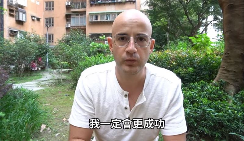 女兒遭怪蟲咬竟被酸　吳鳳硬起來反擊