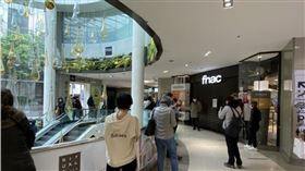 國際貨幣基金總裁喬治艾娃19日指出，各國封城抗疫的外溢效應嚴重衝擊經濟，IMF可能下修6月公布的經濟預測，2021年經濟只會局部復甦。圖為法國11日解封，巴黎市中心大批民眾守在法雅客店外等候。中央社記者曾婷瑄巴黎攝　109年5月12日