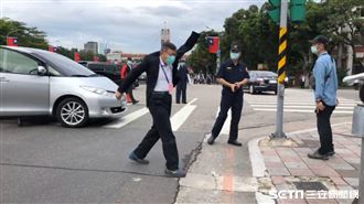 英德520／柯P笑：我難得穿西裝欸