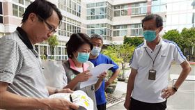 屏基重要通道突遭圍堵　立委協調助解決屏東基督教醫院重要通道無預警遭國有財產署承租人以鐵條圍堵，形同封路影響病患權益，民進黨籍立委周春米（左2）19日表示，經協調後，已獲國產署善意回應，將提前終止租賃契約。（周春米服務處提供）中央社記者郭芷瑄傳真　109年5月19日