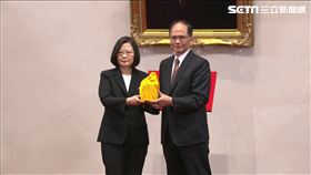 5任總統就職授予中華民國之璽、榮典之璽、總統之印給蔡英文