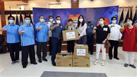 菲律賓台商總會捐口罩給菲國警政單位菲律賓台商總會總會長黃雅惠（前右3）等人19日捐贈3000片口罩和400個防護面罩給菲律賓第3地方警區（中呂宋地區），由第3地方警區警長舍爾莫尼亞（前左4）代表接受。中央社記者陳妍君班巴加省攝　109年5月19日