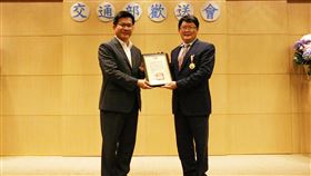 林佳龍：黃玉霖下一站的位子可能更高內閣改組，交通部長林佳龍（左）留任，他19日在歡送次長黃玉霖（右）的茶會上表示，不要覺得悲傷，這不是送別，黃玉霖下一站的位子，可能比這一站更高。（交通部提供）中央社記者汪淑芬傳真　109年5月19日