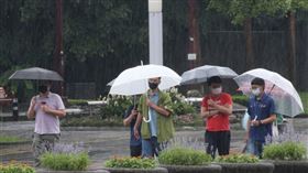 氣象局指出，20日各地受到滯留鋒面持續影響，有局部大雨或豪雨發生的機率，白天高溫約26至29度。（中央社檔案照片）