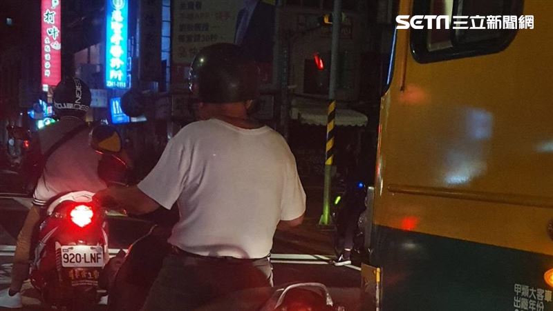 騎車揹18支煙火　翁闖博愛特區遭逮