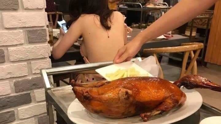 正妹「爆乳」吃烤鴨…一彎腰網暴動了