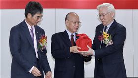 科技部新卸任部長交接（2）科技部20日舉行新卸任部長交接典禮，部長陳良基（左）卸任，新任部長由科技政委吳政忠（右）接任。中央社記者張皓安攝  109年5月20日