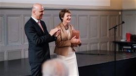 放眼全球民主國家領導人任期多為4至5年，但瑞士相當特別，總統是由聯邦委員輪流擔任，任期僅一年，今年由索瑪魯加接掌總統一職（右）、2018年則是柏塞茲（左）。（圖取自facebook.com/BersetAlain）