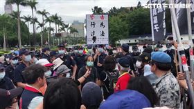 總統就職典禮在台北賓館舉辦，統獨團體在自由廣場舉旗抗議。（圖／記者楊忠翰攝影）