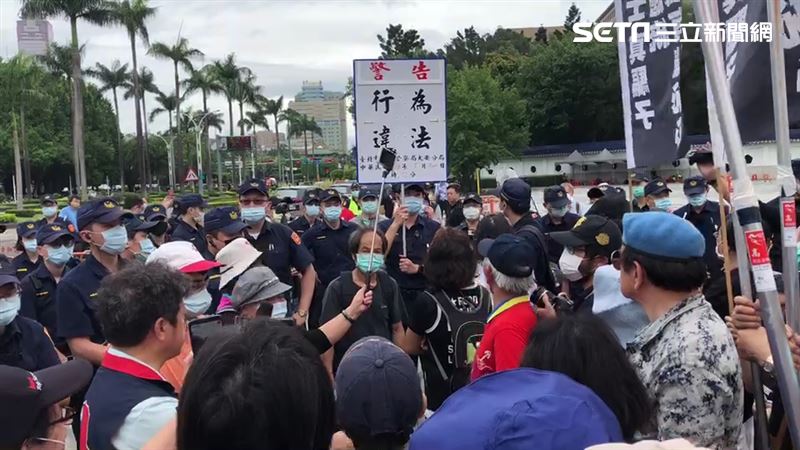 統獨團體聯手衝撞　警架2圍籬阻去路