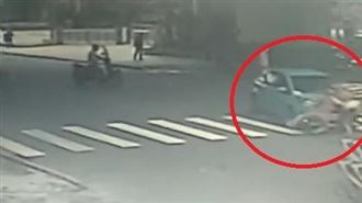 子攜9旬母過馬路　三寶猛轉彎狠撞輾