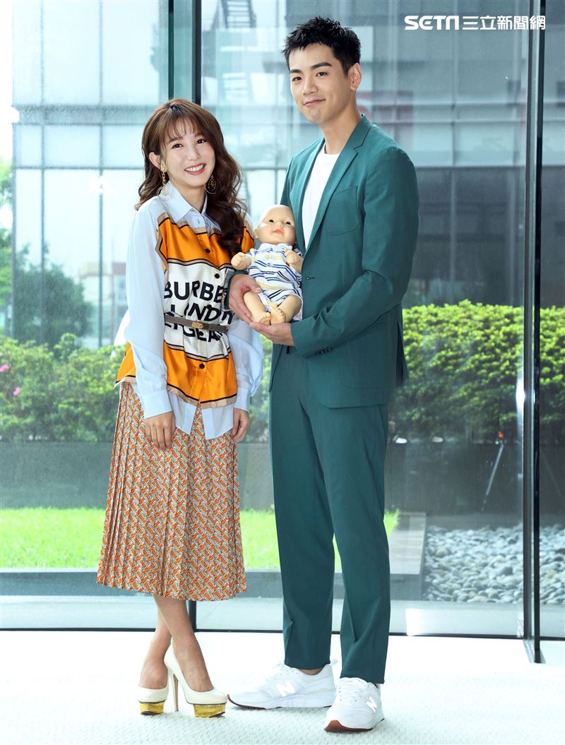 郭書瑤、禾浩辰出席「未來媽媽」卡司發布記者會。（記者邱榮吉/攝影）