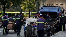 中國在武漢肺炎疫情衝擊下，薪資較低、工作經驗在1至5年間的勞工，面臨較高的失業風險。圖為上海街頭的清道夫。中央社記者沈朋達上海攝　109年4月18日