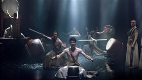 十鼓擊樂團將辦跨海線上直播音樂會十鼓擊樂團2018年受駐休士頓台北經濟文化辦事處台灣書院等單位邀請，前往美國德州進行多場演出，大受當地樂迷歡迎；今年再度獲邀前往美國德州演出，受疫情影響，23日將以跨海線上直播呈現，盼藉音樂會為全球疫情祈福。（十鼓擊樂團提供）中央社記者楊思瑞攝  109年5月20日