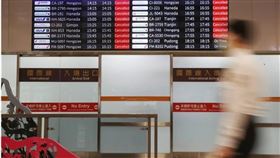 指揮中心指揮官陳時中20日表示，初步規劃開放低風險國家人士入境，入境居家檢疫5至10天後自費採檢，若為陰性將改為自主健康管理。（中央社檔案照片）