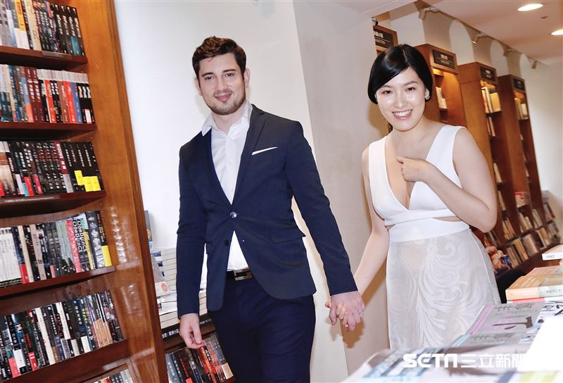 誠品敦南舉辦一日婚紗日，跟敦南同年在1989年生的Jessica也特地前來拍攝婚紗留下最完美道別。（圖／記者林聖凱攝）