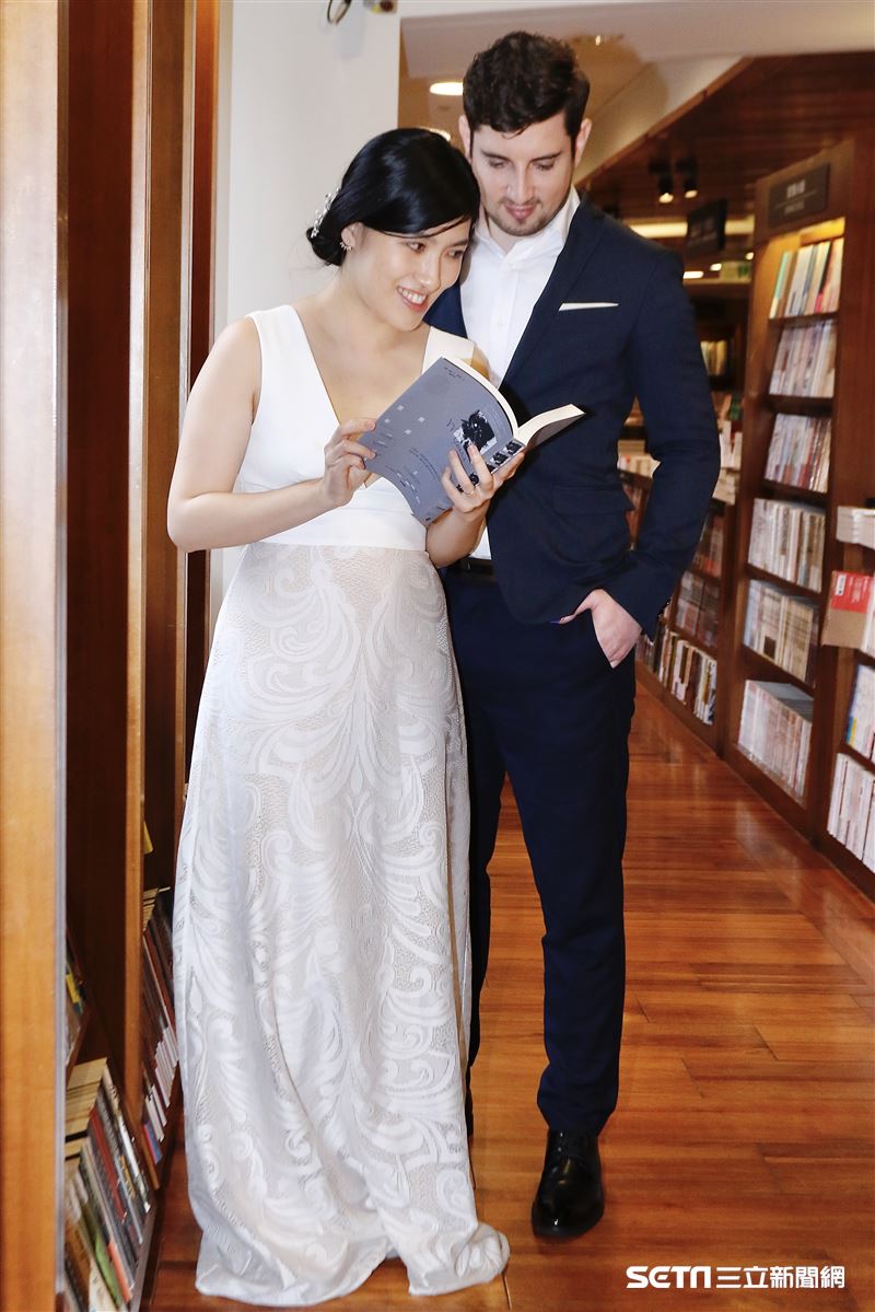 誠品敦南舉辦一日婚紗日，跟敦南同年在1989年生的Jessica也特地前來拍攝婚紗留下最完美道別。（圖／記者林聖凱攝）