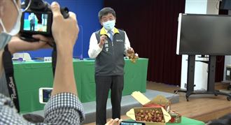 業配王陳時中摸荔枝：明天又要賣光了