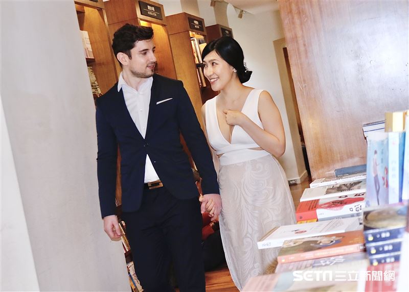 誠品敦南舉辦一日婚紗日，跟敦南同年在1989年生的Jessica也特地前來拍攝婚紗留下最完美道別。（圖／記者林聖凱攝）