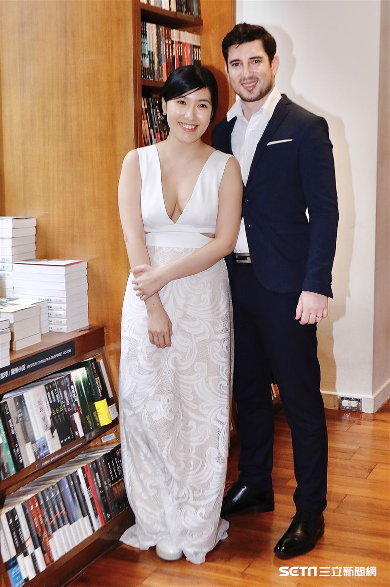 誠品敦南舉辦一日婚紗日，跟敦南同年在1989年生的Jessica也特地前來拍攝婚紗留下最完美道別。（圖／記者林聖凱攝）