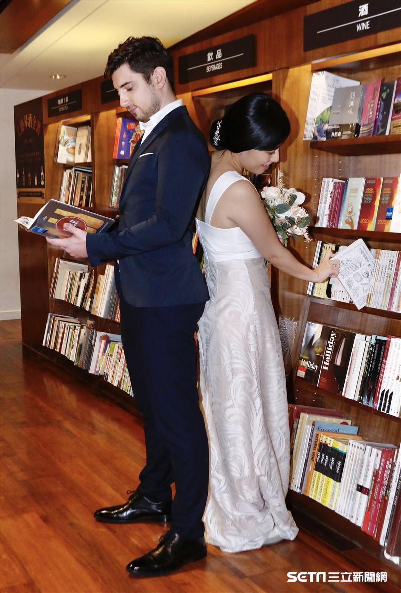 誠品敦南舉辦一日婚紗日，跟敦南同年在1989年生的Jessica也特地前來拍攝婚紗留下最完美道別。（圖／記者林聖凱攝）