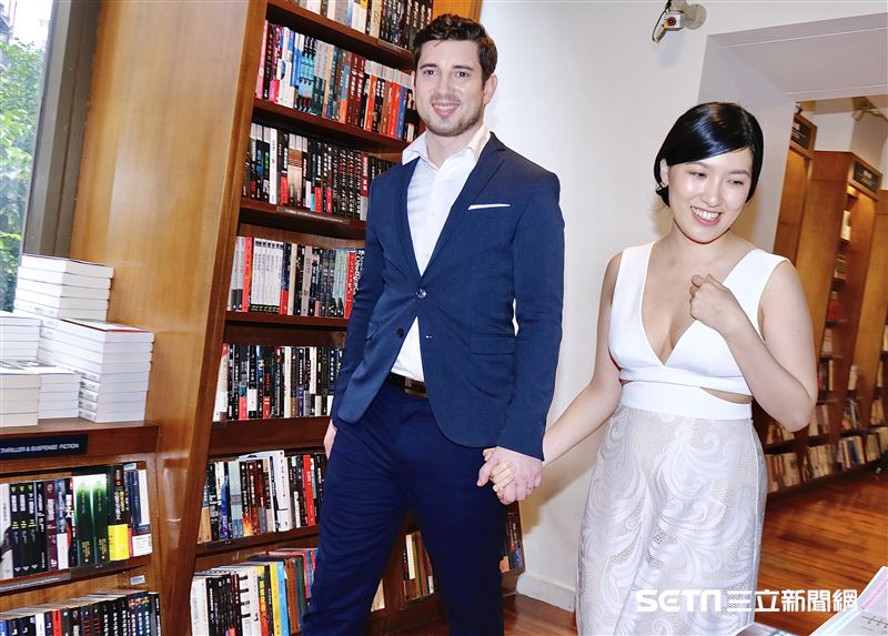 誠品敦南舉辦一日婚紗日，跟敦南同年在1989年生的Jessica也特地前來拍攝婚紗留下最完美道別。（圖／記者林聖凱攝）