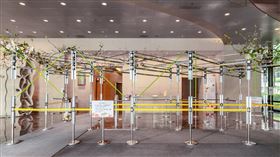 台新金控防疫通路化身藝術長廊建築團隊(三)苗空間實驗改造台新金控一樓大廳的防疫通道，將量測體溫的紅龍圍籬延伸向上，以伸縮帶交叉組構，讓台新金控一樓大廳的防疫通道化身為藝術長廊。（台新銀行文化藝術基金會提供）中央社記者趙靜瑜傳真  109年5月20日