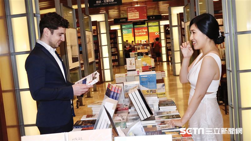 誠品敦南舉辦一日婚紗日，跟敦南同年在1989年生的Jessica也特地前來拍攝婚紗留下最完美道別。（圖／記者林聖凱攝）