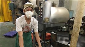 脫離家暴陰霾　受虐兒成功開啟斜槓人生曾飽受父親家暴的阿維（圖），高中時休學到雲林與母親、阿公同住，在虎尾就業中心協助下，找到食品工廠工作，也繼承家業演布袋戲，更與鄰居在路邊擺攤賣小籠包，開啟斜槓人生，肩負一家生計。（虎尾就業中心提供）中央社記者蔡智明傳真　109年5月20日