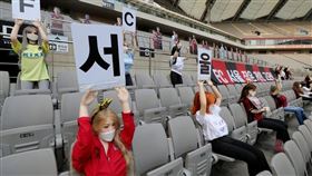 首爾FC使用性愛娃娃當觀眾惹議。（圖／翻攝自推特）