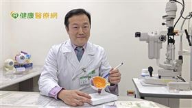 亞東紀念醫院王嘉康主治醫師解釋，患者眼內有很多不正常的發炎因子或新生血管因子上升，會增加黃斑部的通透性，所以水分就會從血管中跑出，積在黃斑部造成黃斑水腫。