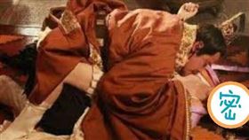 1對淫亂姊妹！疑似跟全城男人都啪過